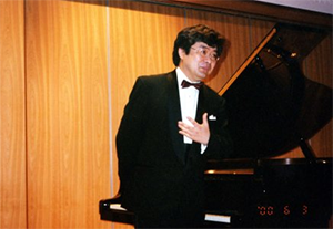 MGホールにて演奏(2000年)